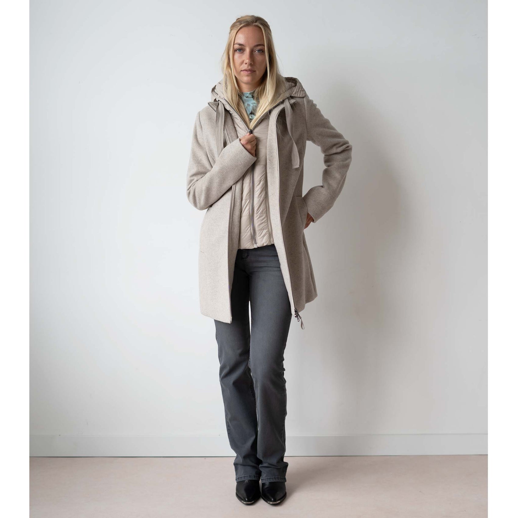 Manisa Jas Wol Lichtbeige, tall kleding voor lange vrouwen, gedragen door model