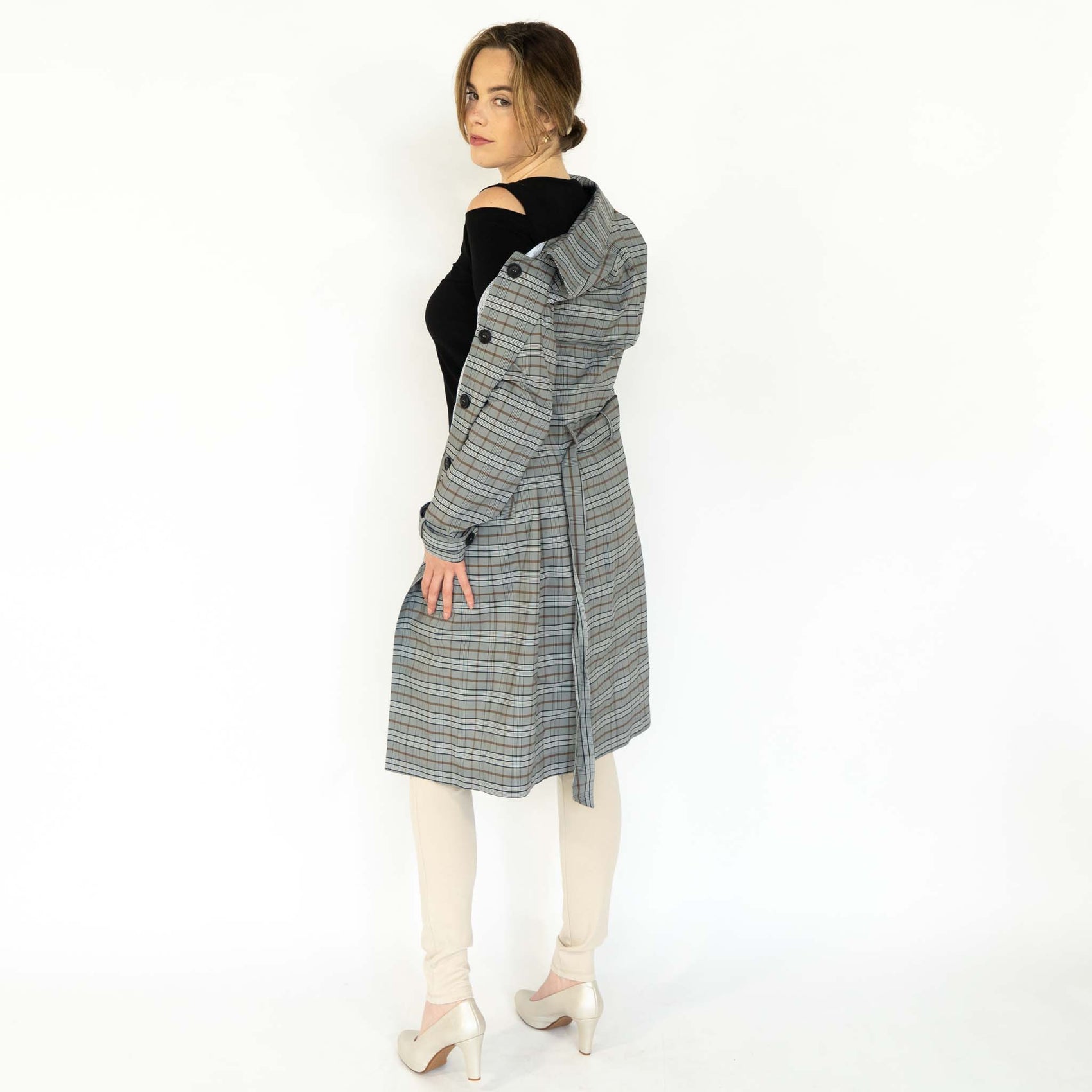 Only-M Trenchcoat Quadretto, tall kleding voor lange vrouwen, gedragen door model